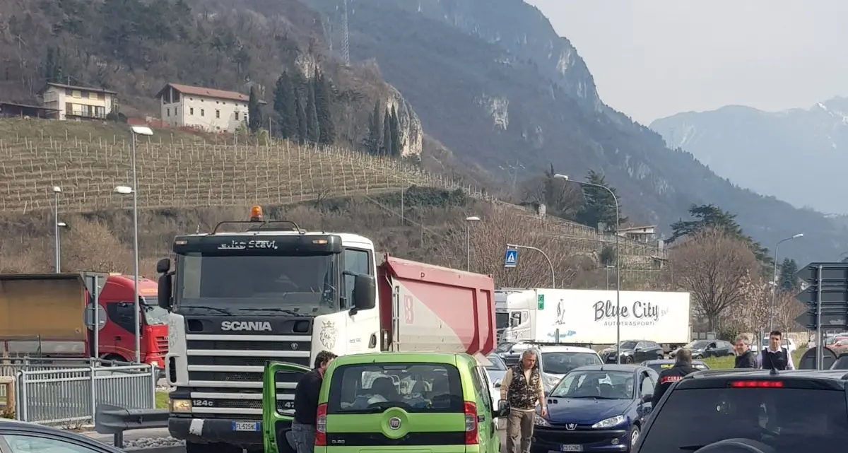 Sbanda alla rotatoria di Gardolo Traffico in tilt fino a Trento Nord