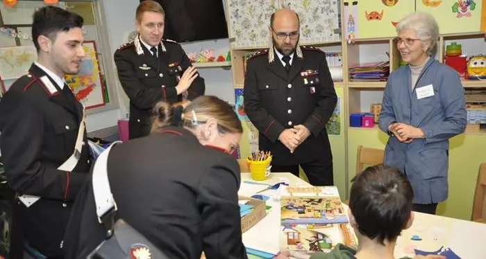 I carabinieri in pediatria con il calendario a fumetti