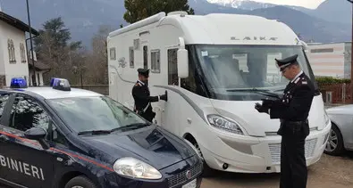 Tenta di comprare un camper Ma il mega assegno è scoperto