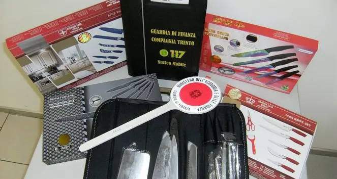 Vendita abusiva di coltelli In auto avevano 54 scatole