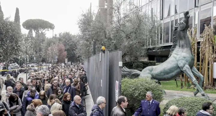 In diecimila in fila alla Rai per salutare Fabrizio Frizzi