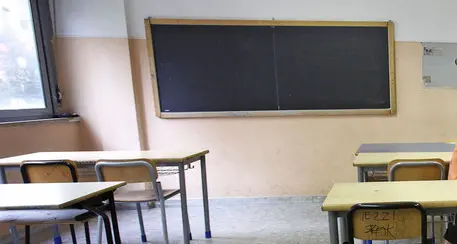 Caserta, studente accoltella prof «Per darle una lezione»