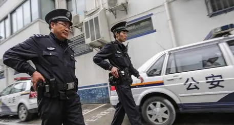 Minivan sui pedoni a Shanghai, 18 feriti