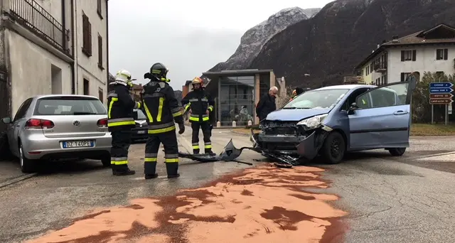 Scontro tra auto ad Aldeno: tre feriti all'ingresso del paese