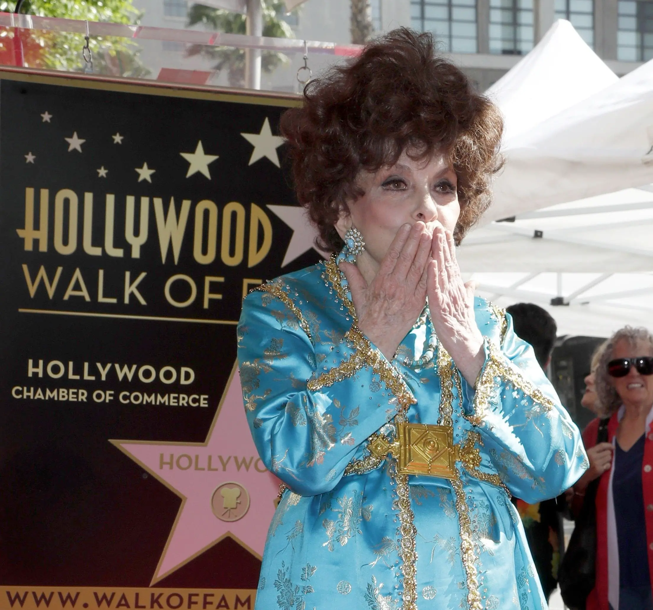 epa06490762 Italian actress Gina Lollobrigida blows a kiss during a ceremony honoring her with a star on the Hollywood Walk of Fame in Hollywood, California, USA, 11 January 2018. Lollobrigida received the 2,628th star in the category of Motion Pictures. Lollobrigida was an European movie star in the 1950s and 60s and is an avid sculptor. EPA/MIKE NELSON