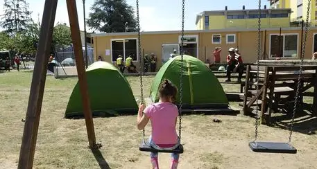 A 14 anni in due sull'altalena, multa da 340 euro