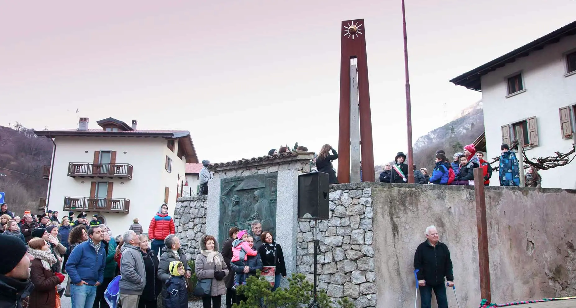 Prè e il ritorno del sole, innalzato il nuovo obelisco
