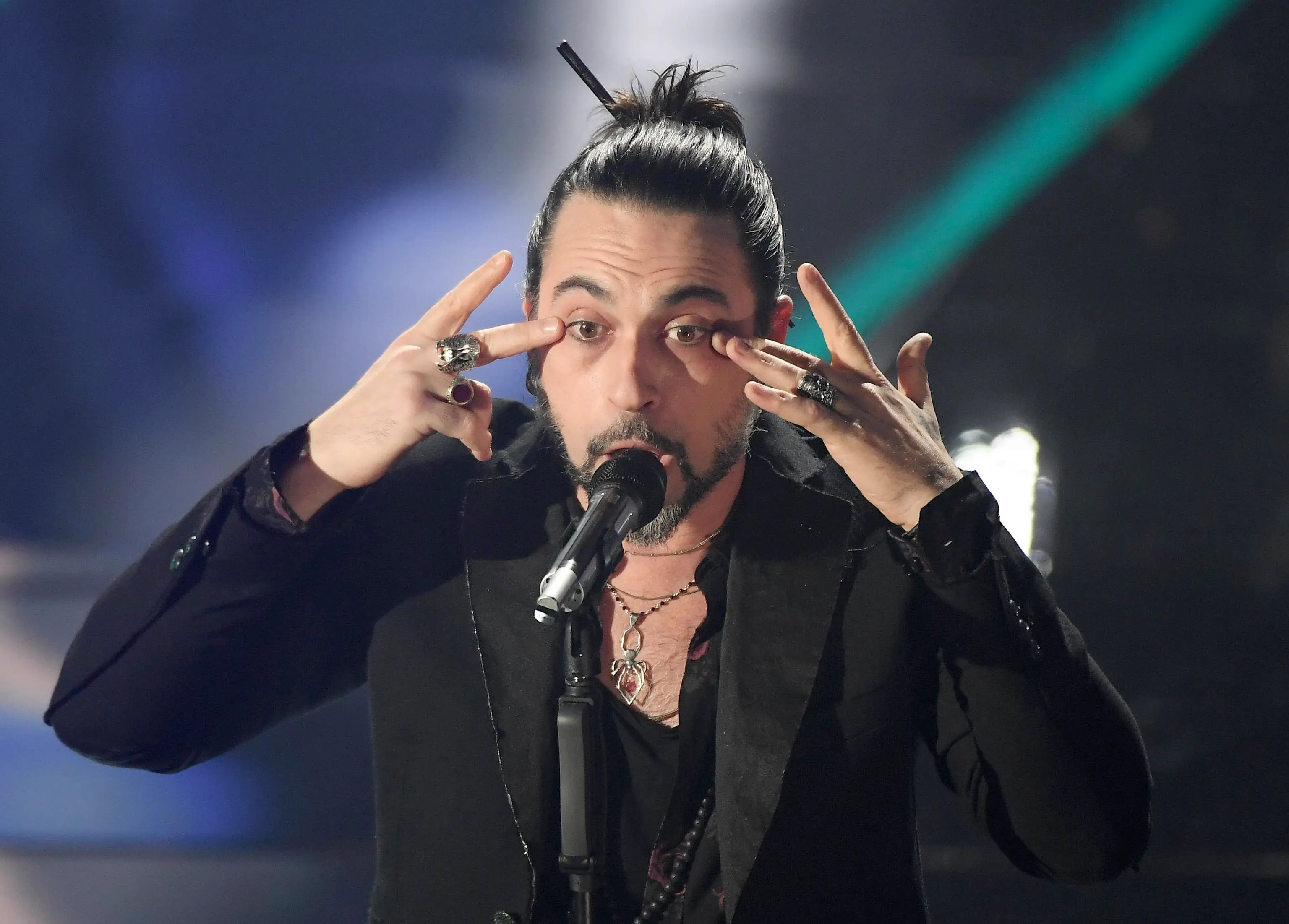Italian singer Francesco Sarcina of the Italian band Le Vibrazioni performs on stage during the 68th Sanremo Italian Song Festival at the Ariston theatre in Sanremo, Italy, 06 February 2018. The 68th edition of the television song contest runs from 06 to 10 February. ANSA/CLAUDIO ONORATI