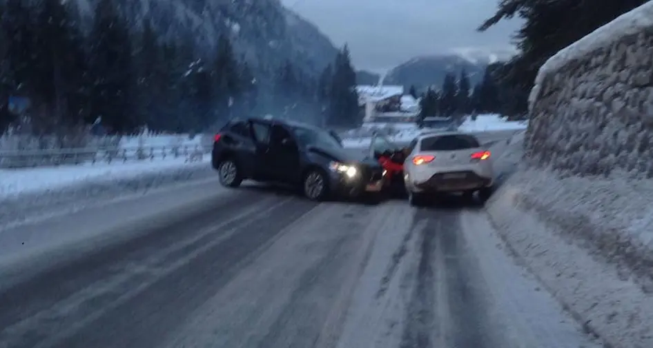 Incidente a Campitello di Fassa, sorpasso azzardato e frontale
