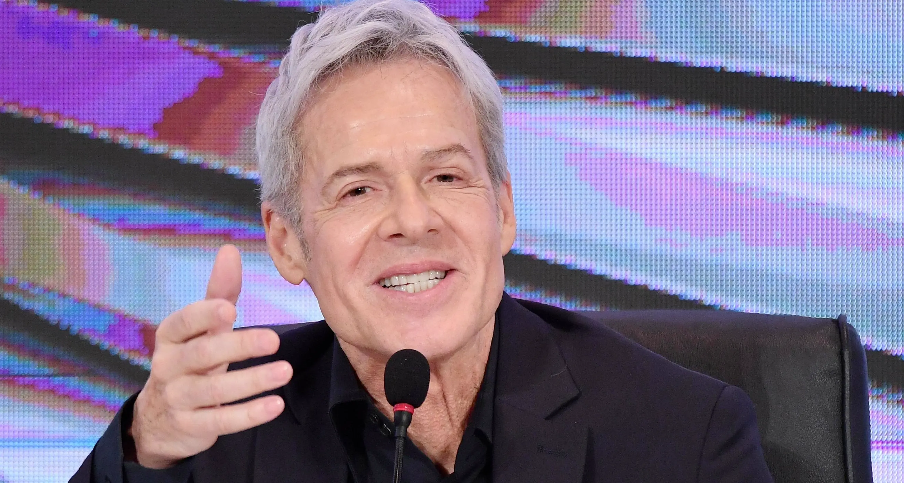 Baglioni canta «Sul cappello» Pace fatta con gli Alpini