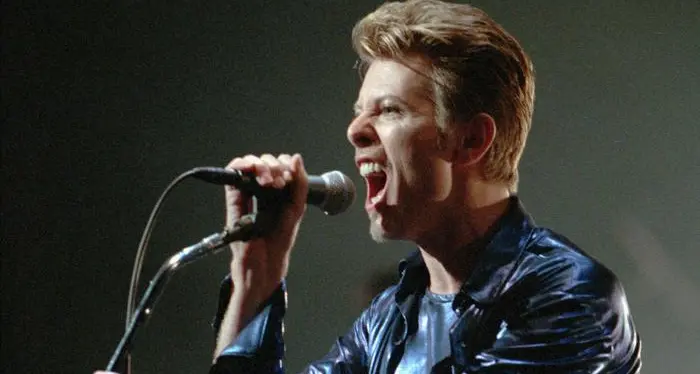 Bowie, il genio caduto sulla terra L'artista moriva il 10 gennaio di cinque anni fa