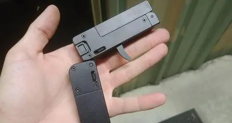 Allarme polizia: gira una pistola grande come carta di credito
