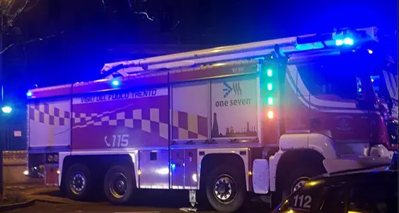 Il divano va a fuoco nella notte Anziano salvato dai pompieri