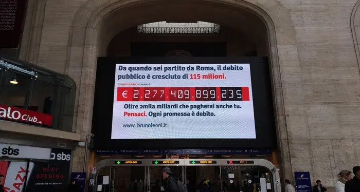 Contatore debito pubblico in stazioni
