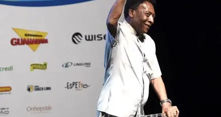 Pelè sul palco col deambulatore «Sono le mie nuove scarpe»