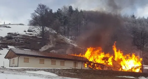 Garniga, violento incendio nella notte a Malga Albi È stata completamente distrutta dalle fiamme