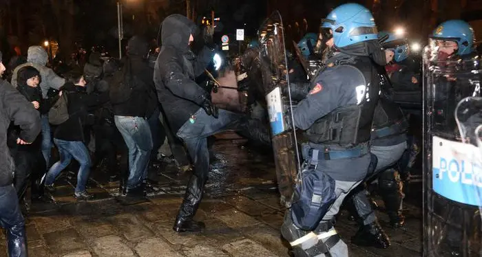 Fn a Bologna, idranti e cariche contro il corteo dei centri sociali