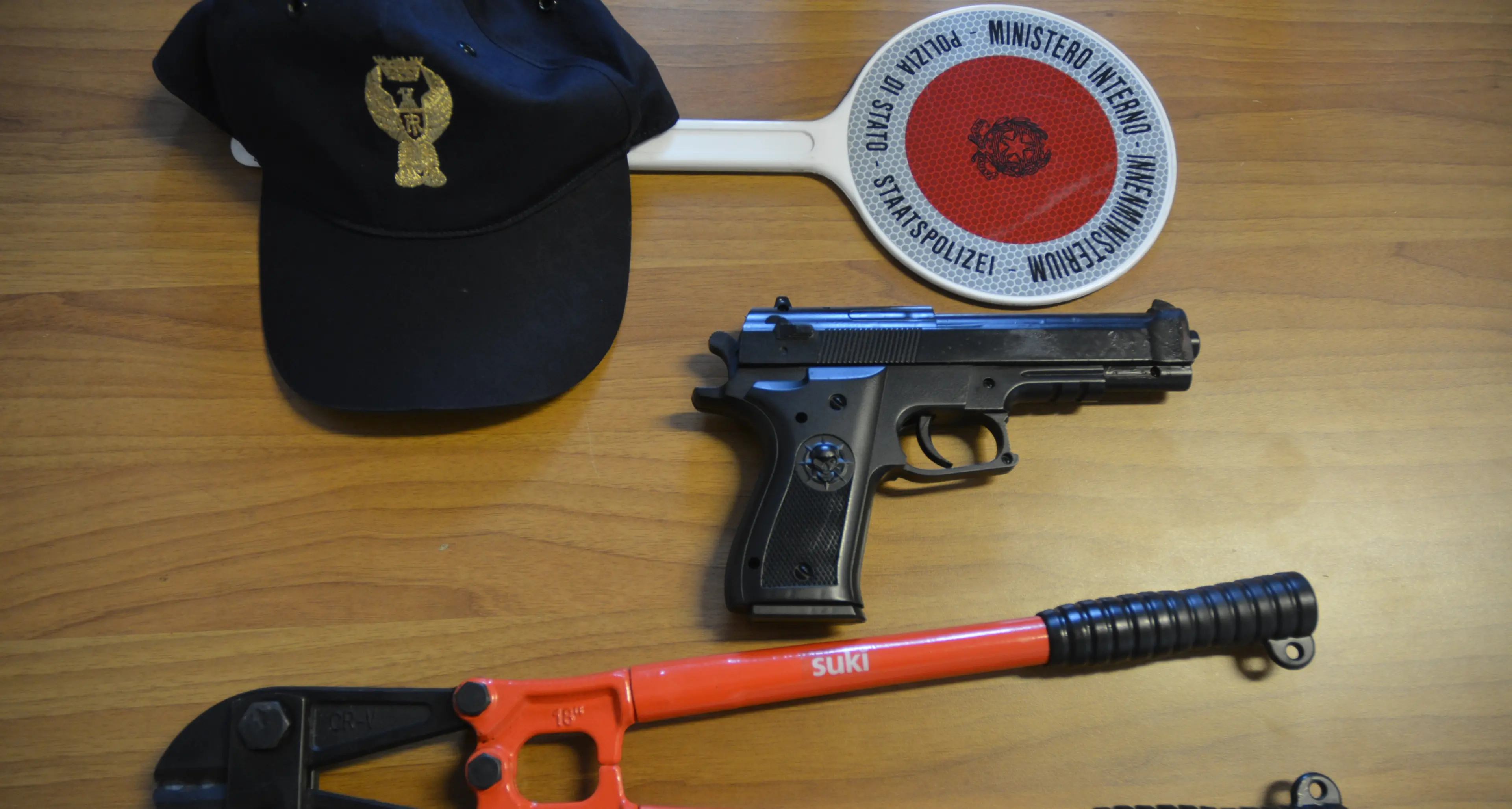 Fermato di notte con una pistola giocattolo
