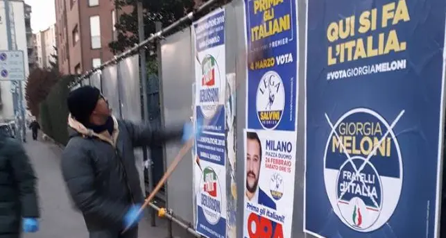 Manifesti «Prima gli italiani» e «Qui si fa l'Italia» Ma ad attaccarli è un extracomunitario