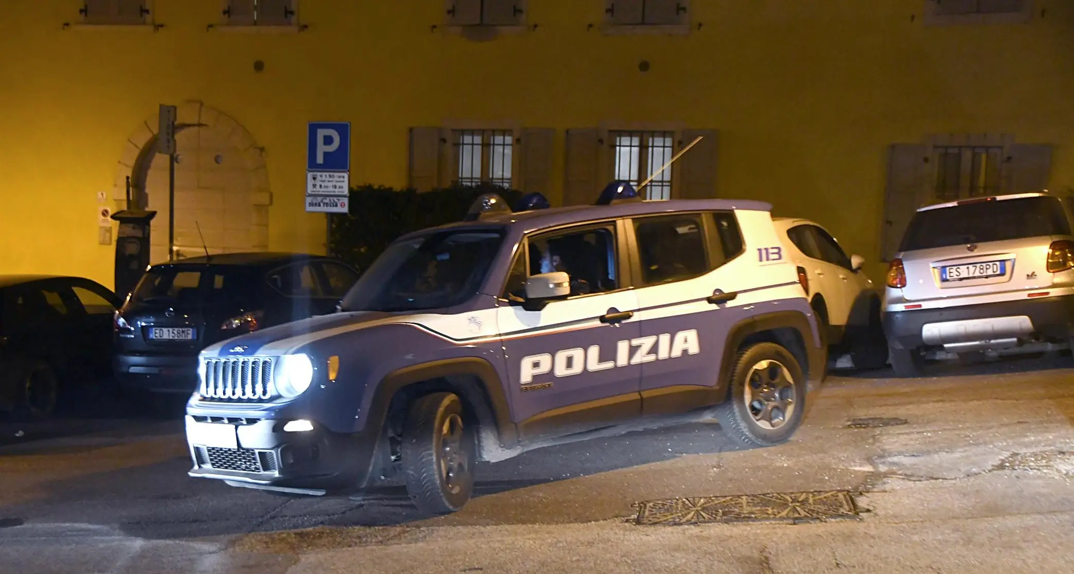 Rapina con pistola a Trento: due malviventi in fuga Passamontagna in testa si fanno dare soldi e telefono