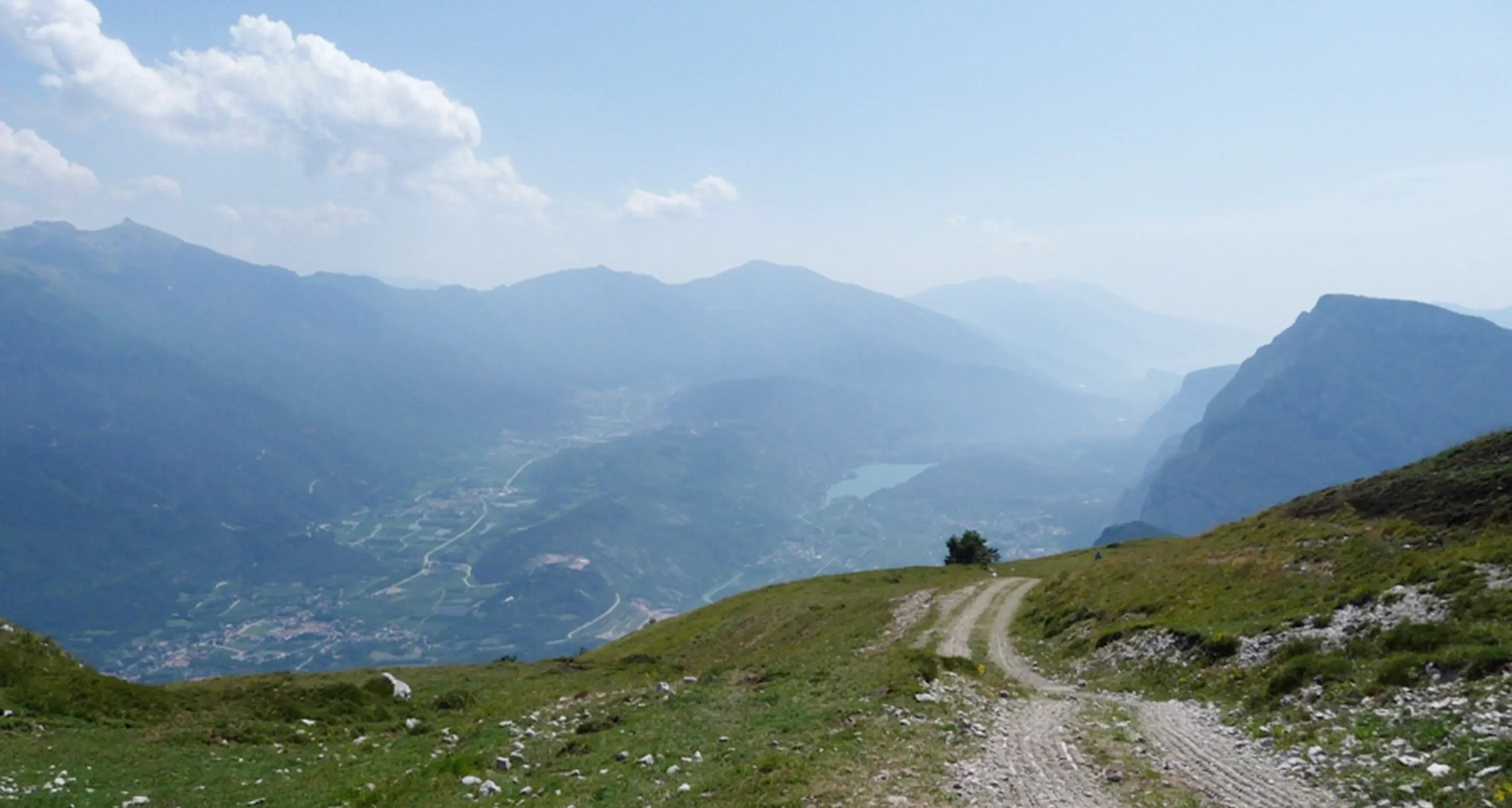 Strada lastricata di polemiche