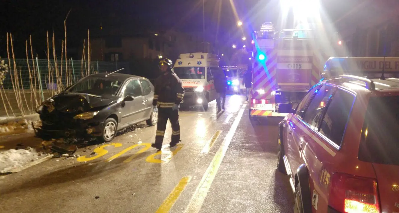 Investe due giovani alla fermata del bus L'incidente in via al Desert a Trento