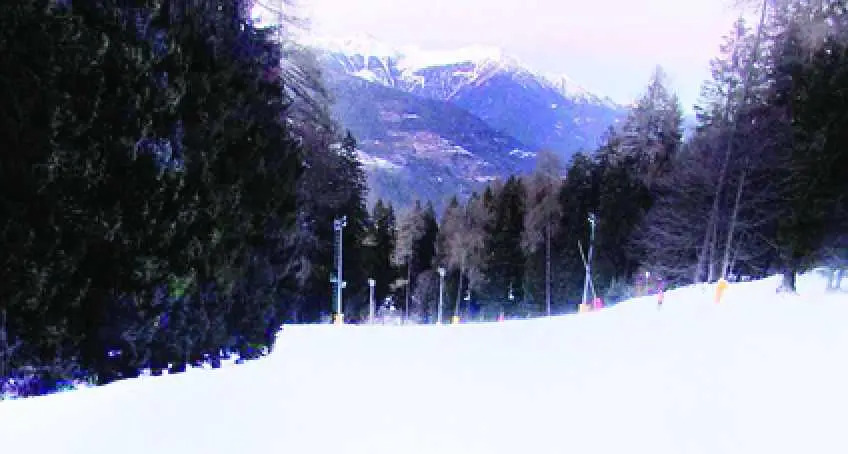 Folgarida, sciatore cade in pista e muore
