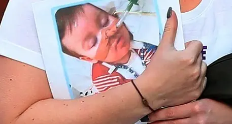 «Stop alle cure per Alfie» Ma i genitori si oppongono
