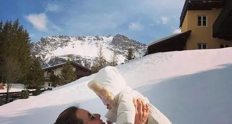Tania Cagnotto sulla neve con la piccola Maya