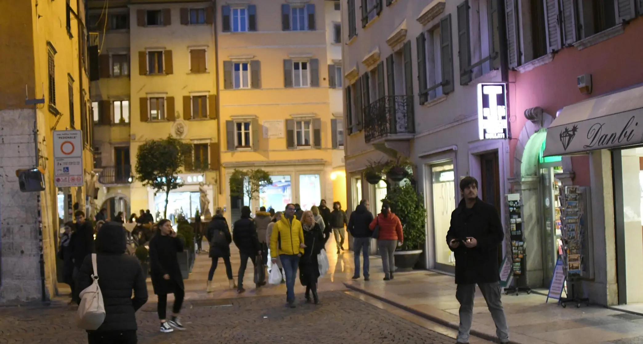 «Baby-ladri» in azione Parapiglia in tabaccheria