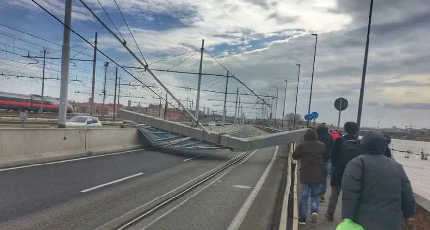 Crolla un pilone sul ponte Accesso a Venezia bloccato