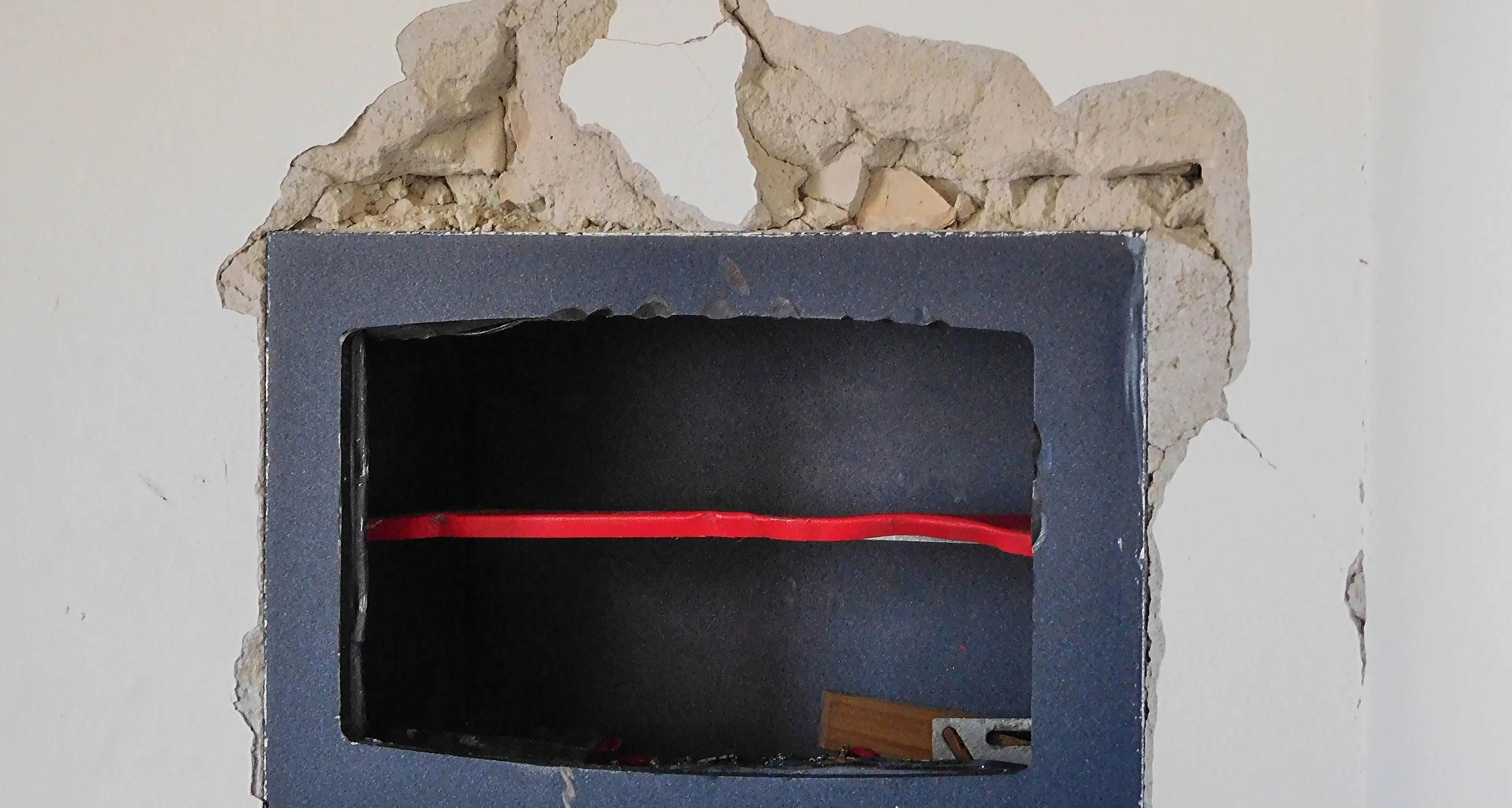 Cassaforte scassinata, ladri rubano ricco bottino