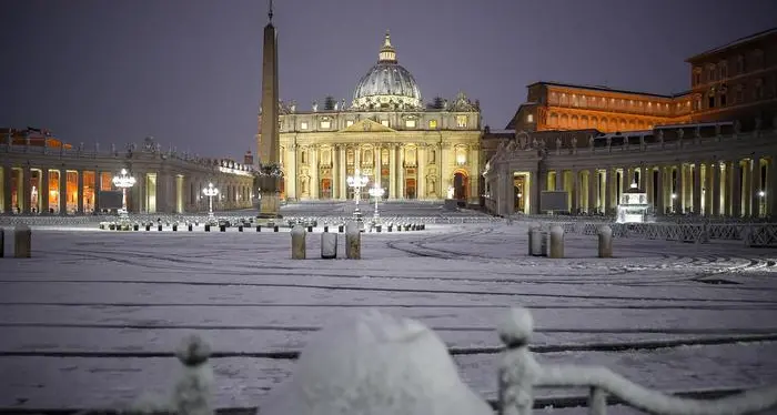 Il gelo siberiano investe l'Italia E Roma si sveglia sotto la neve
