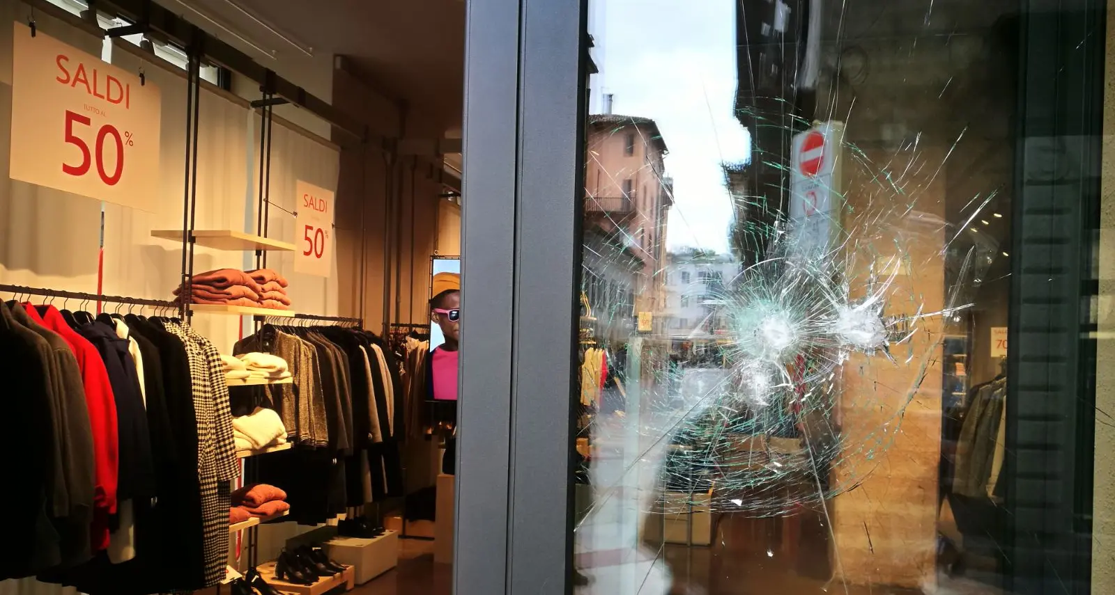 Colpito il negozio Benetton Scritte e vetrina a pezzi