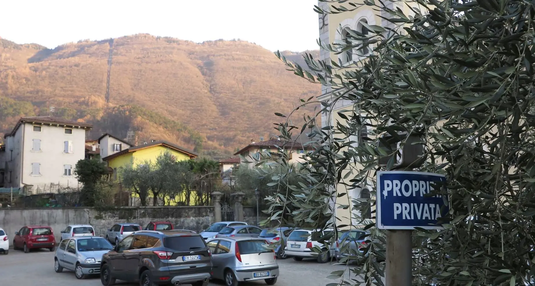 Bolognano, l'allarme del parroco: «C'è degrado attorno alla chiesa»