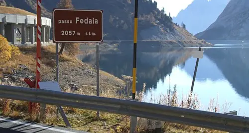 Slavina al Fedaia Chiusa la strada