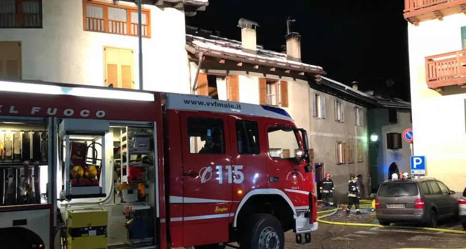 Incendio nella notte in una casa a Dimaro I vigili del fuoco salvano madre e figlio