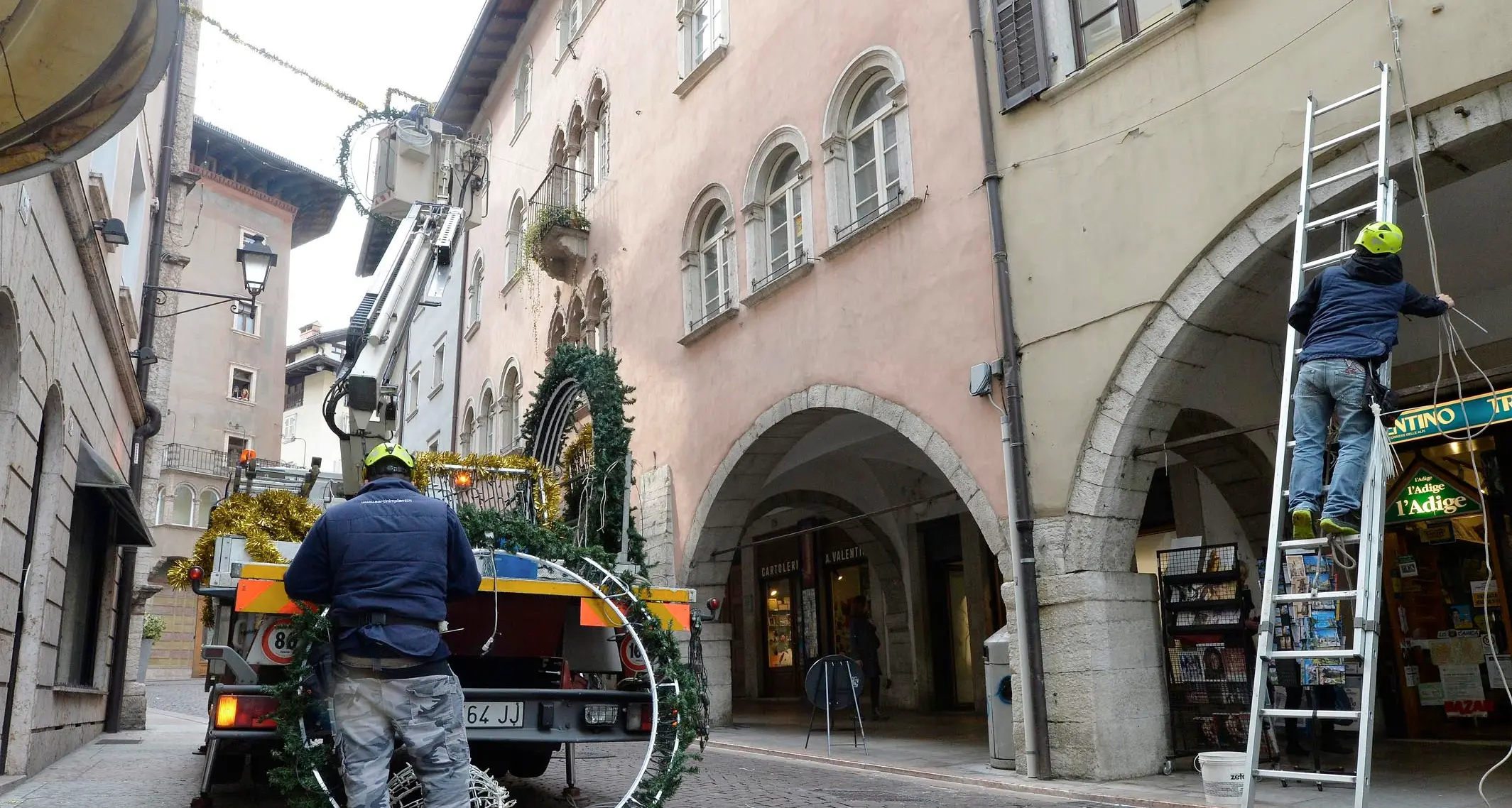 È già Natale: luminarie in città e panettoni nei supermercati