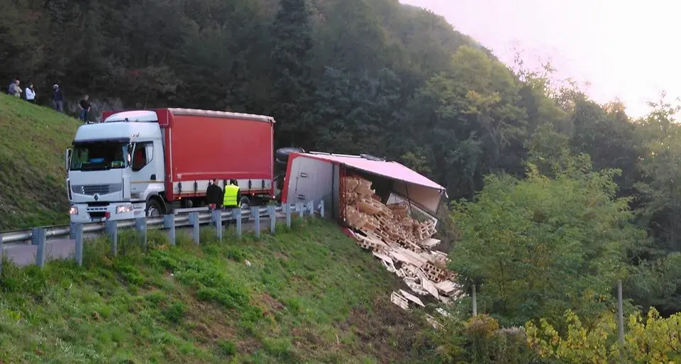 Il rimorchio si rovescia e il traffico va in tilt