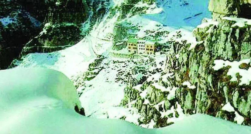 Precipita durante un'escursione lungo la Strada delle 52 Gallerie