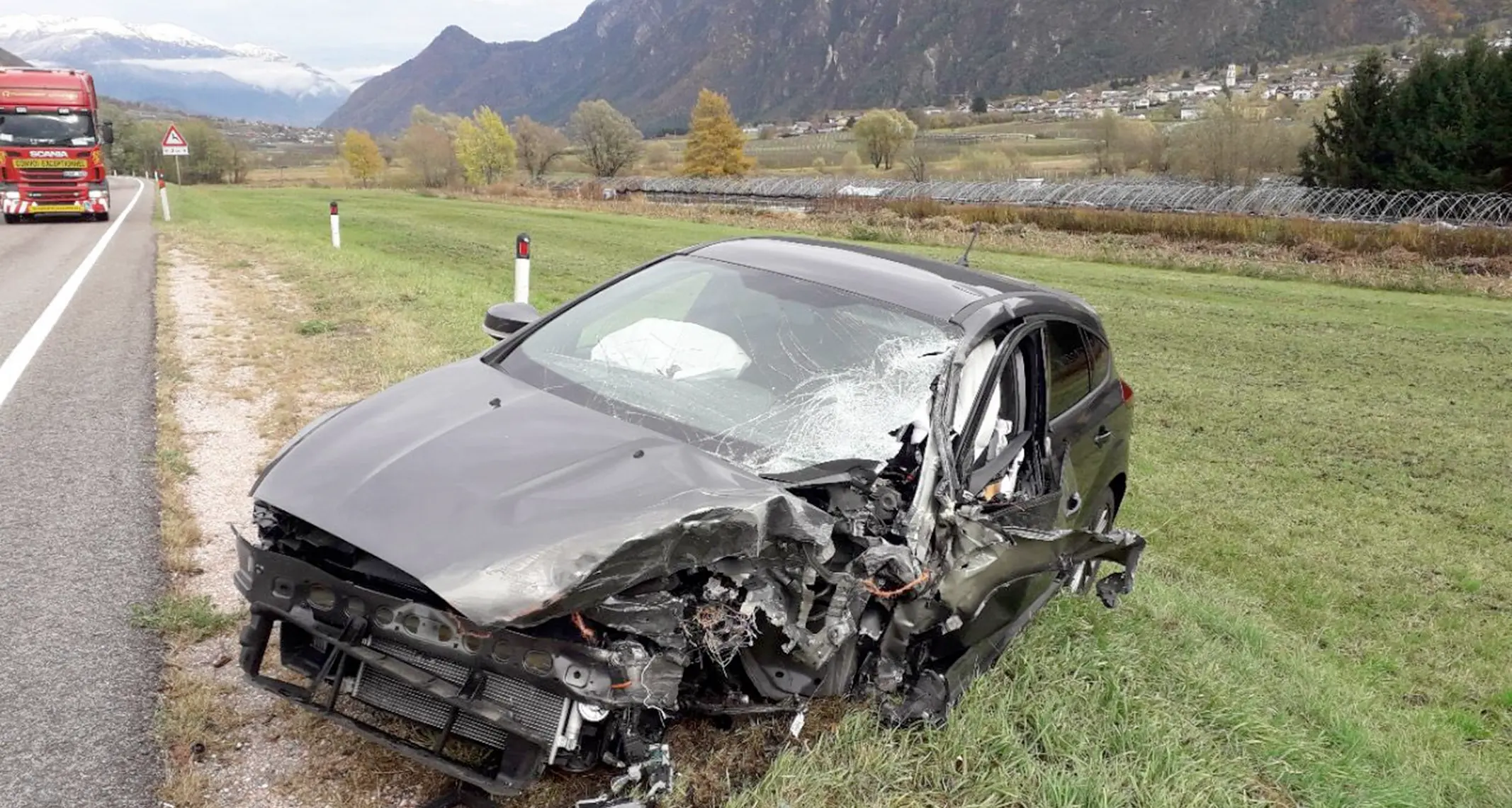 Scontro frontale col camion Automobilista miracolato