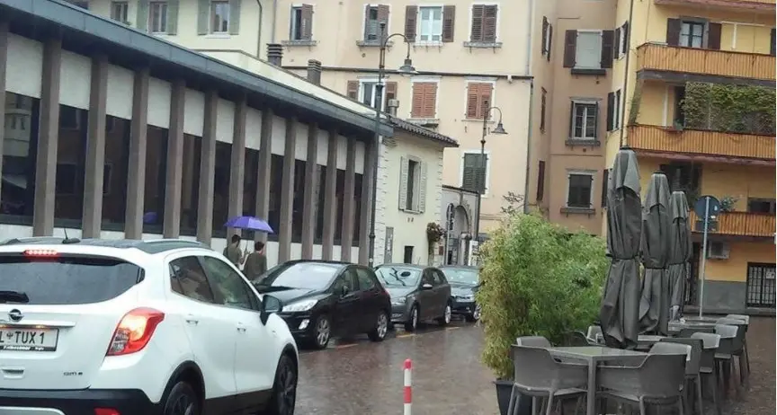 Automobili contromano in via Roggia Grande