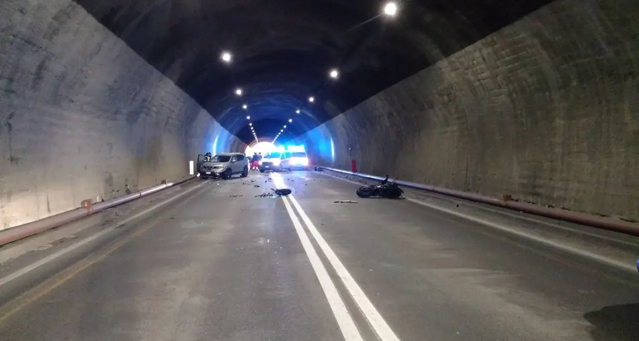 Motociclista tampona un’auto e finisce contro altre due