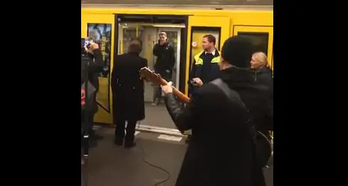 U2, altra sorpresa: suonano nella metropolitana a Berlino