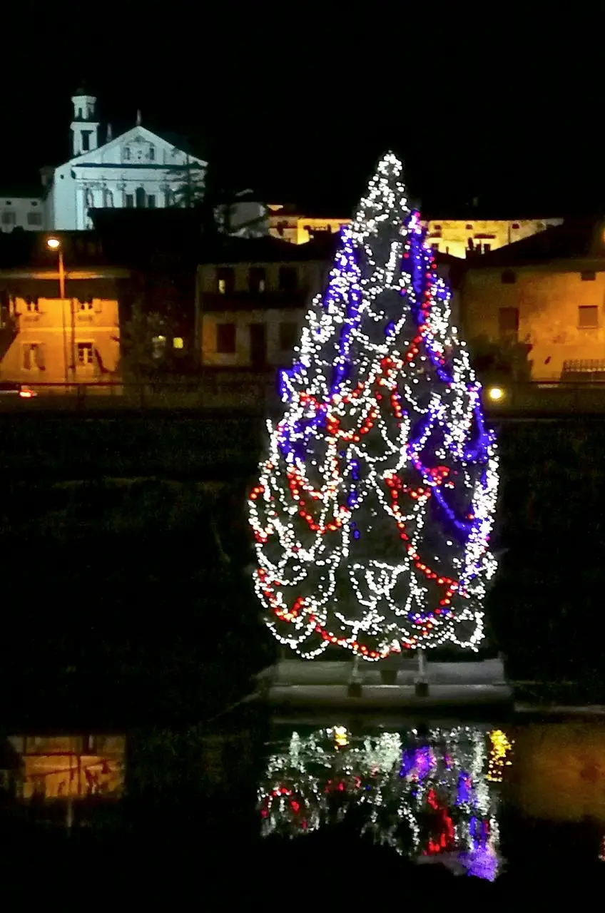 L'albero di Natale galleggiante è tornato in mezzo all'Adige