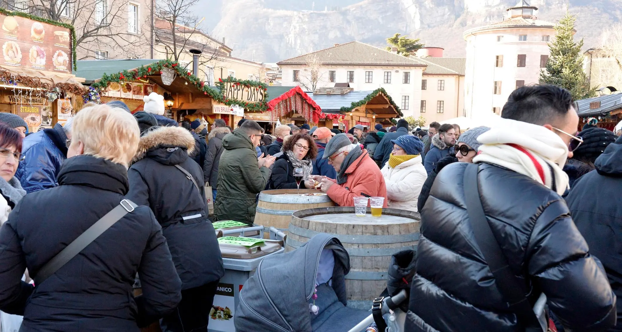 Iniziato il lungo ponte da tutto esaurito Oggi Notte Bianca e Mercatini, domani fiera