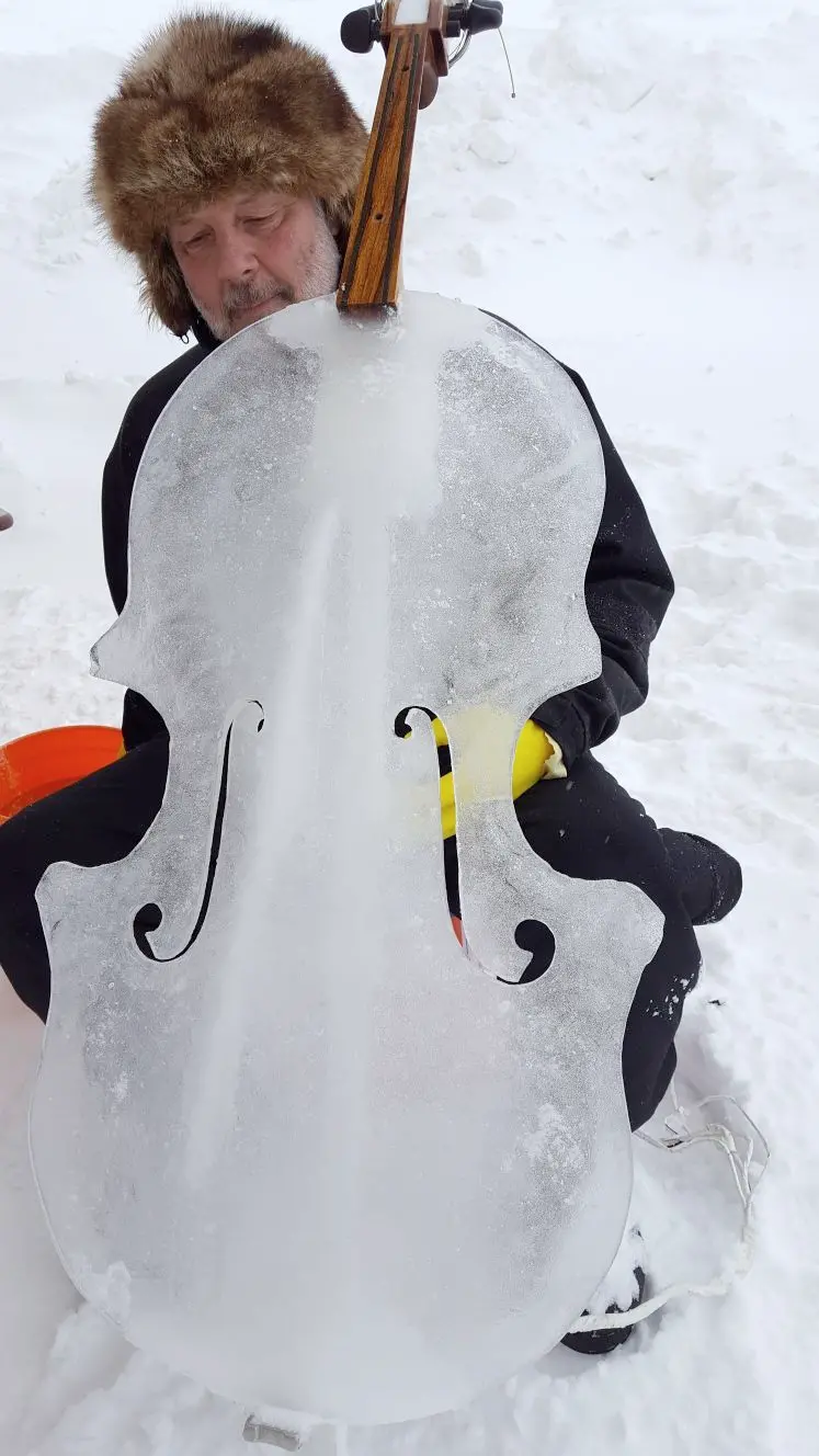 Violoncello di ghiaccio in tour