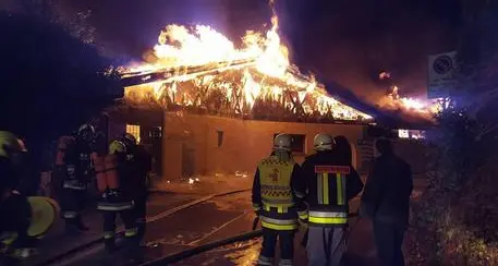 Incendio nella notte: le fiamme distruggono il lido di Lagundo