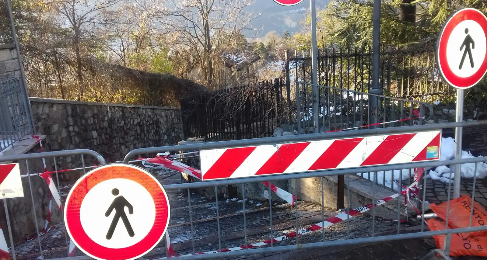 Piccole frane e smottamenti, chiusa la strada tra Mesiano e la città
