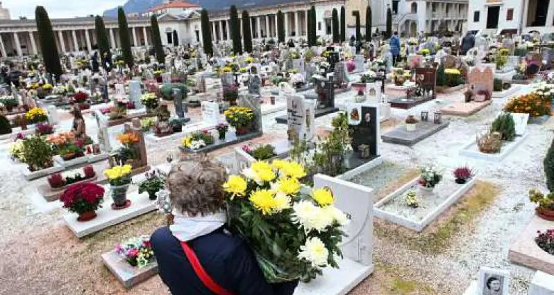 Trento, regole per le festività In cimitero al massimo due persone per defunto